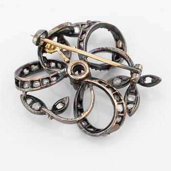 Brooch in the shape of a flower with old-cut and rose-cut diamonds.