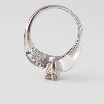 RING, 18K vitguld med briljant och baguetteslipade diamanter ca 1.25 ct. Vikt 6,1 gram.