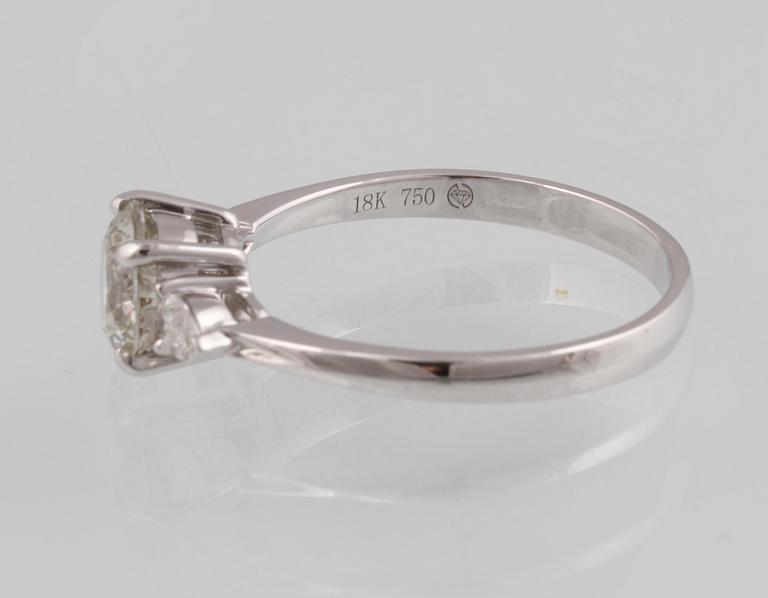 RING, 18K vitguld med briljantslipad diamant ca 1.10 ct samt 2 droppslipade diamanter ca 0.17 ct. Vikt.