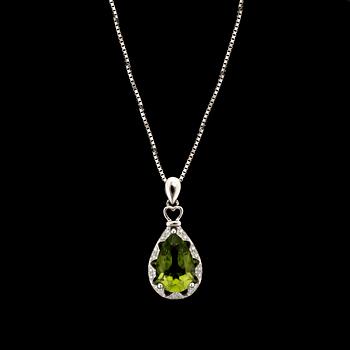 HALSSMYCKE, 18k vitguld, hänge med peridot ca3,57ct och diamanter tot ca0,13ct.