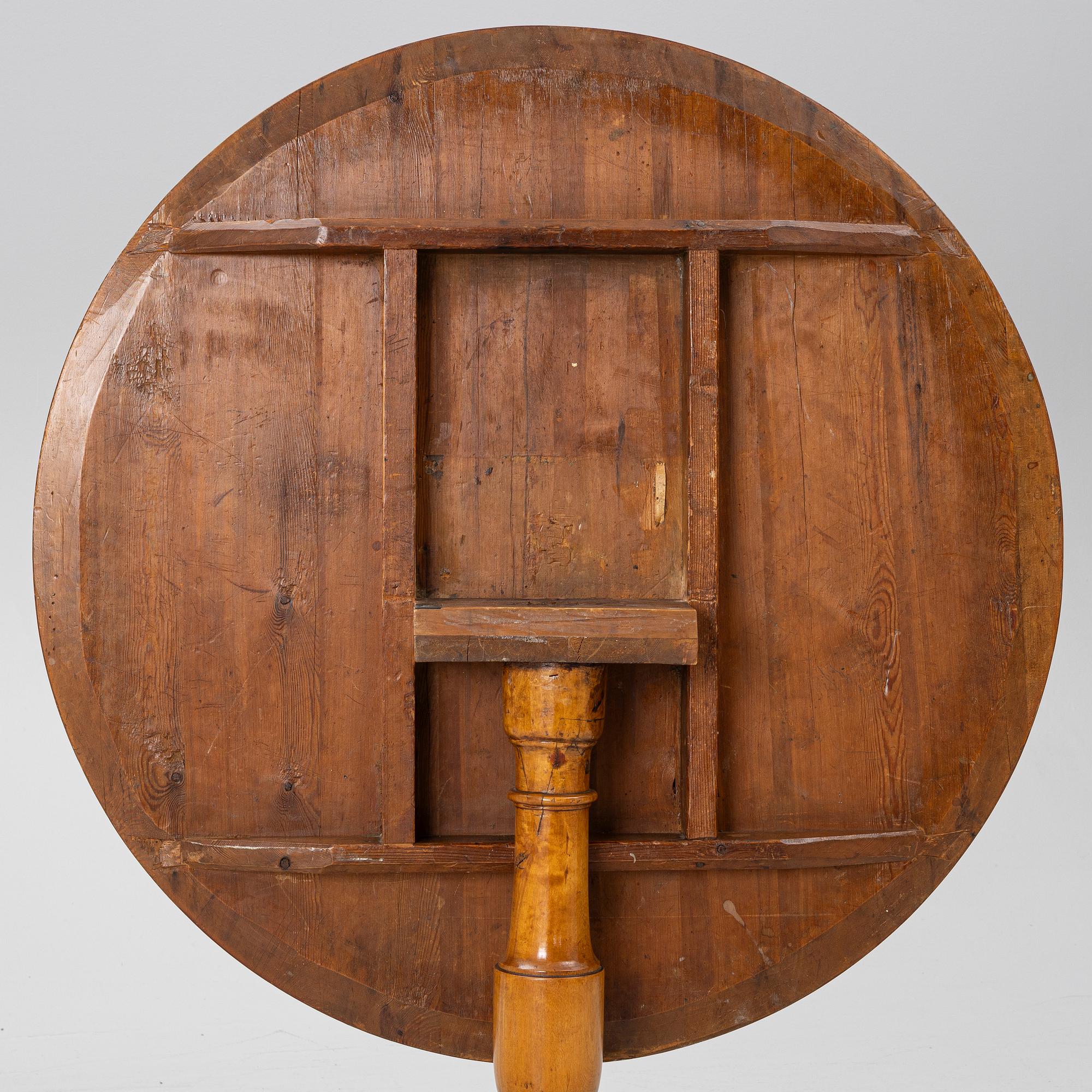 An alder root veneered tilt-table, Sweden, around 1800.
