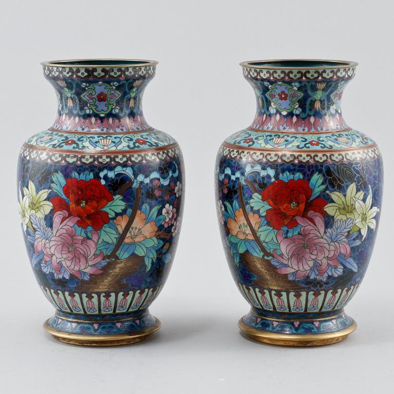 VASER, ett par, cloisonné, 1900-talets andra hälft.