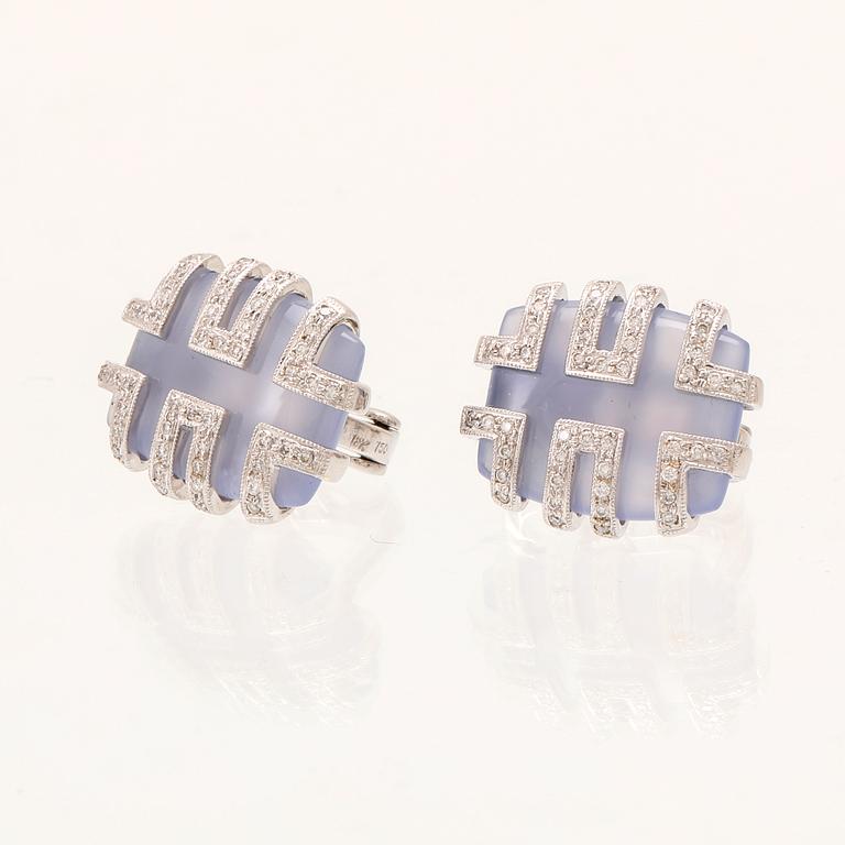 Örhängen 18k vitguld, briljantslipade diamanter och troligen kalcedon.