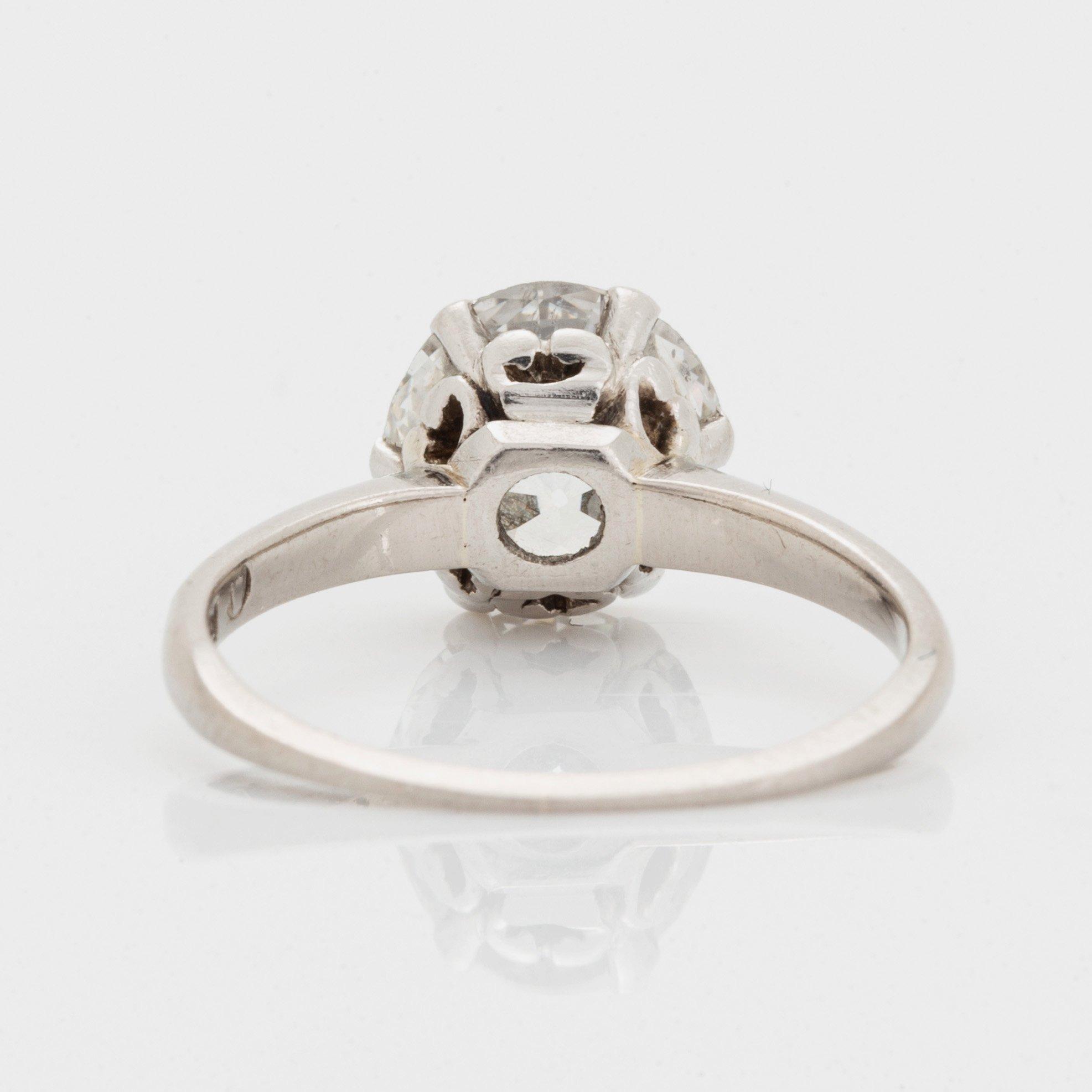 Ring 18K vitguld med en gammalslipad diamant vikt ca 2.25 ct.