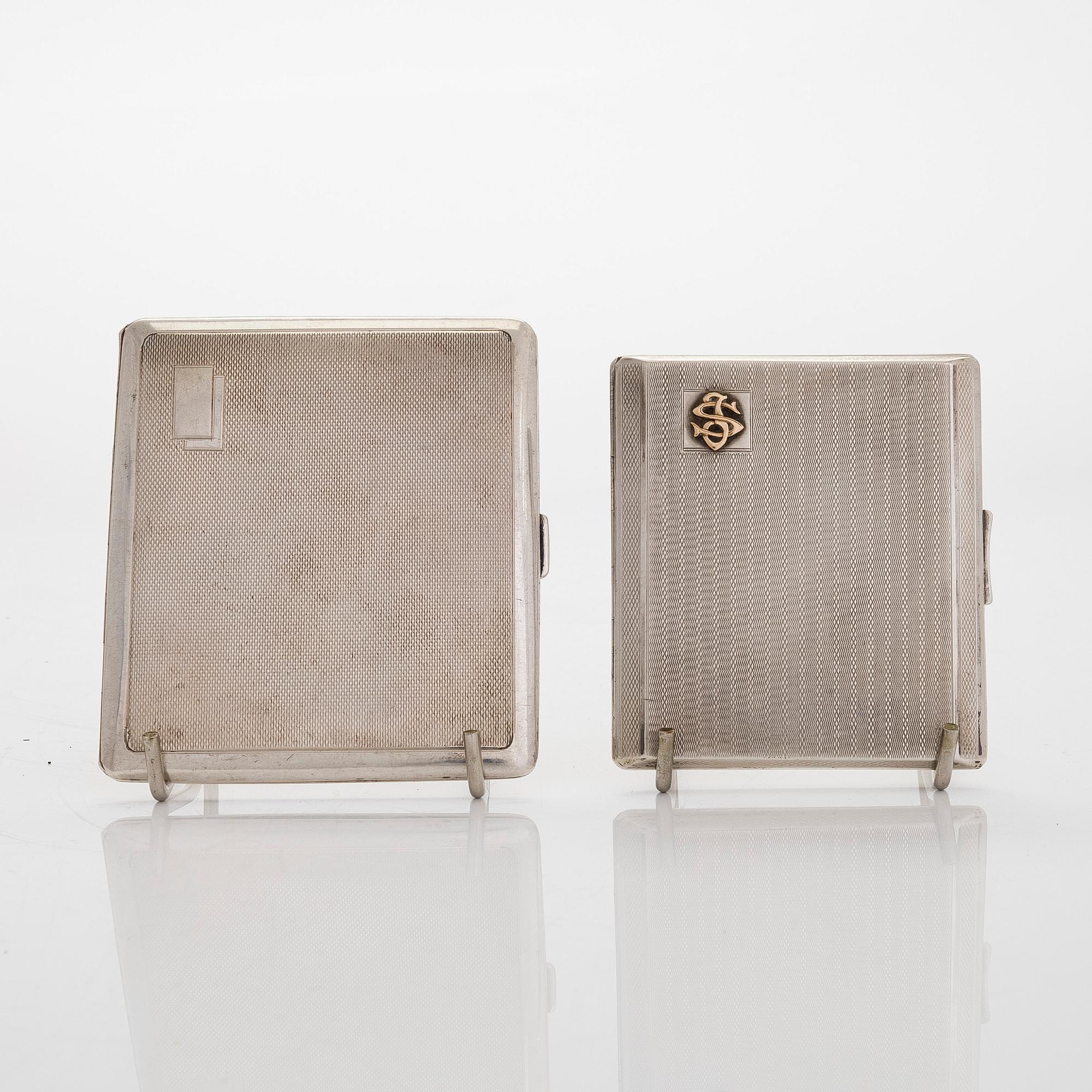 Cigarettetuier, 2 st, sterling silver, Birmingham, England 1932 och 1946.