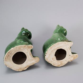 A pair of Chinese green glazed ceramic figurines of cats, 20th century.