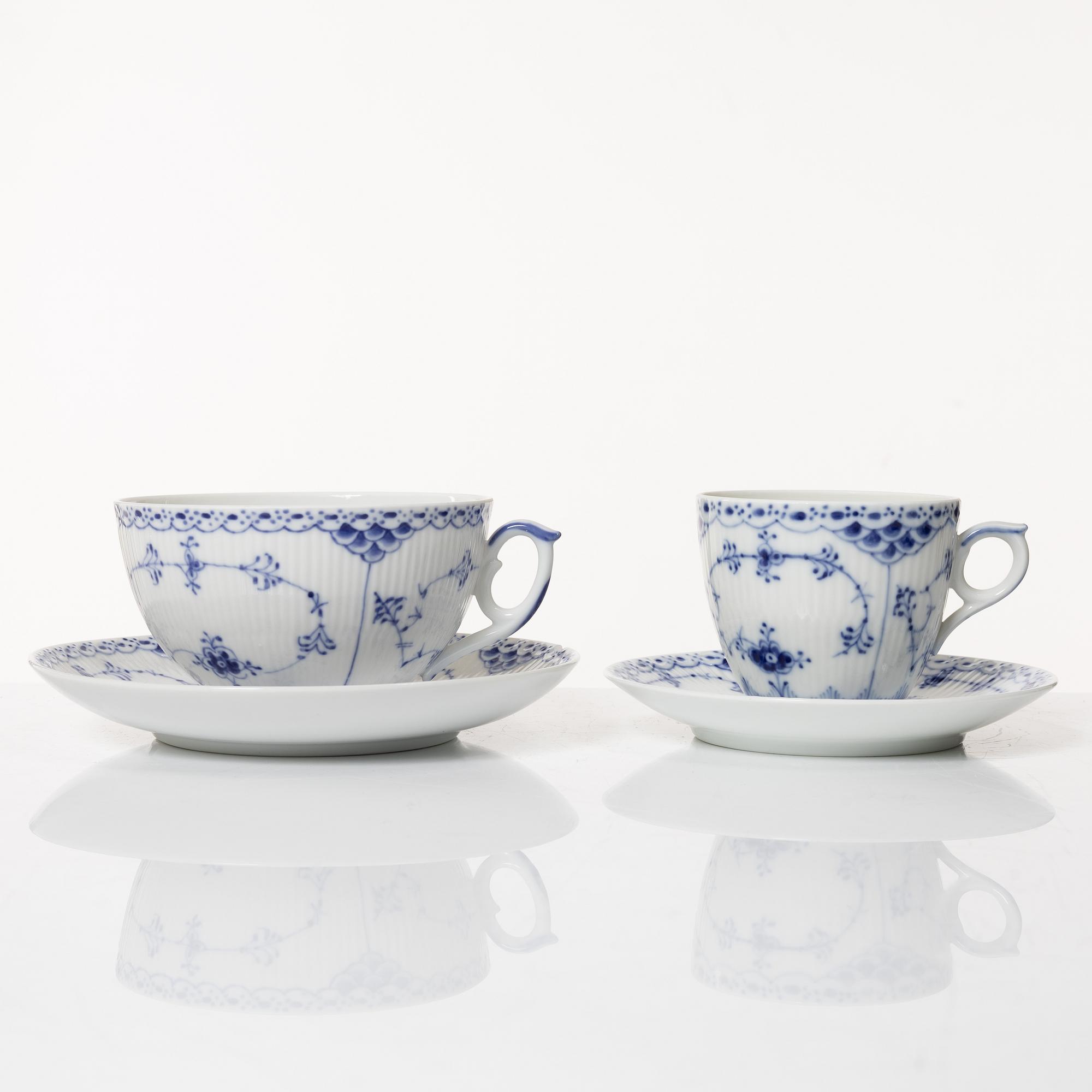 Royal Copenhagen, mat-, kaffe- och teservis, 88 delar, "Musselmalet", Danmark, 1800-1900-tal.
