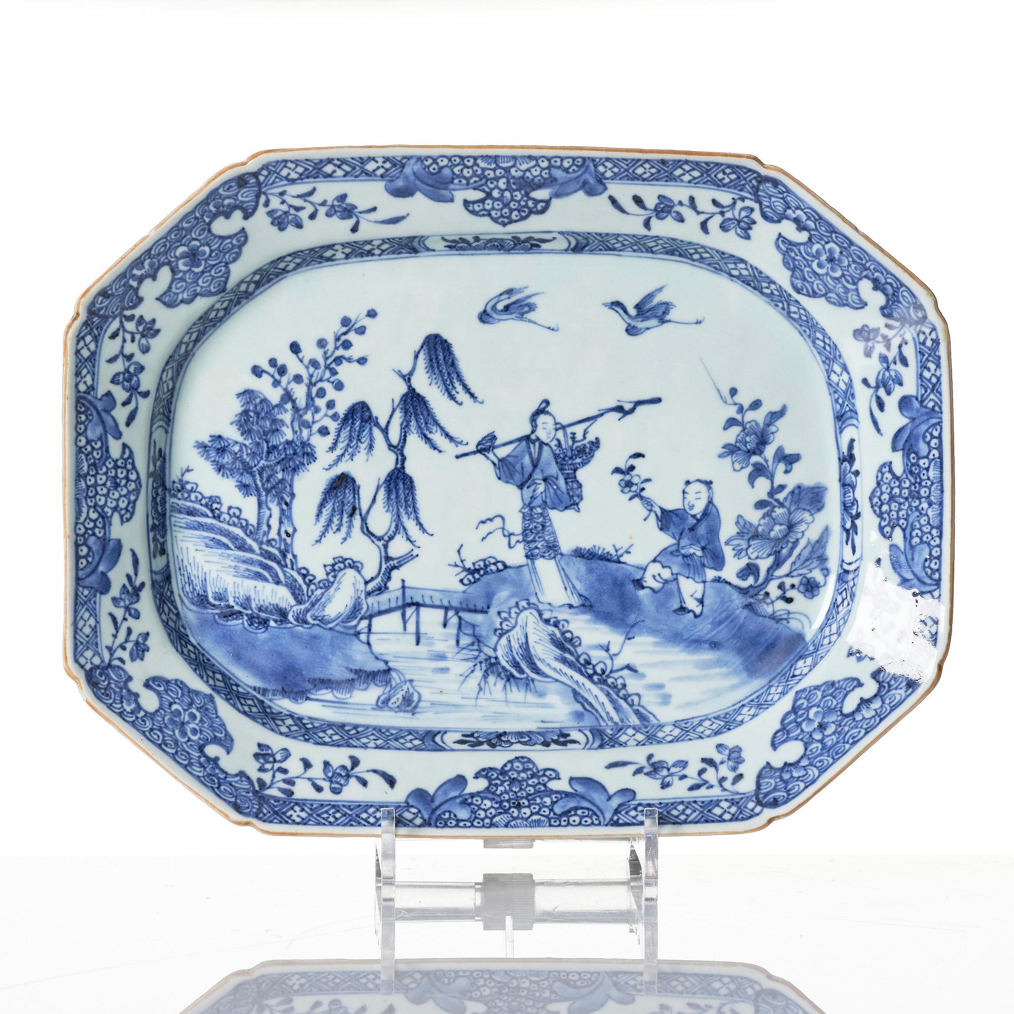 A pair of blue and white charges Qinalong.