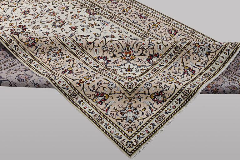 A carpet, Kashan, ca 298 x 197 cm.