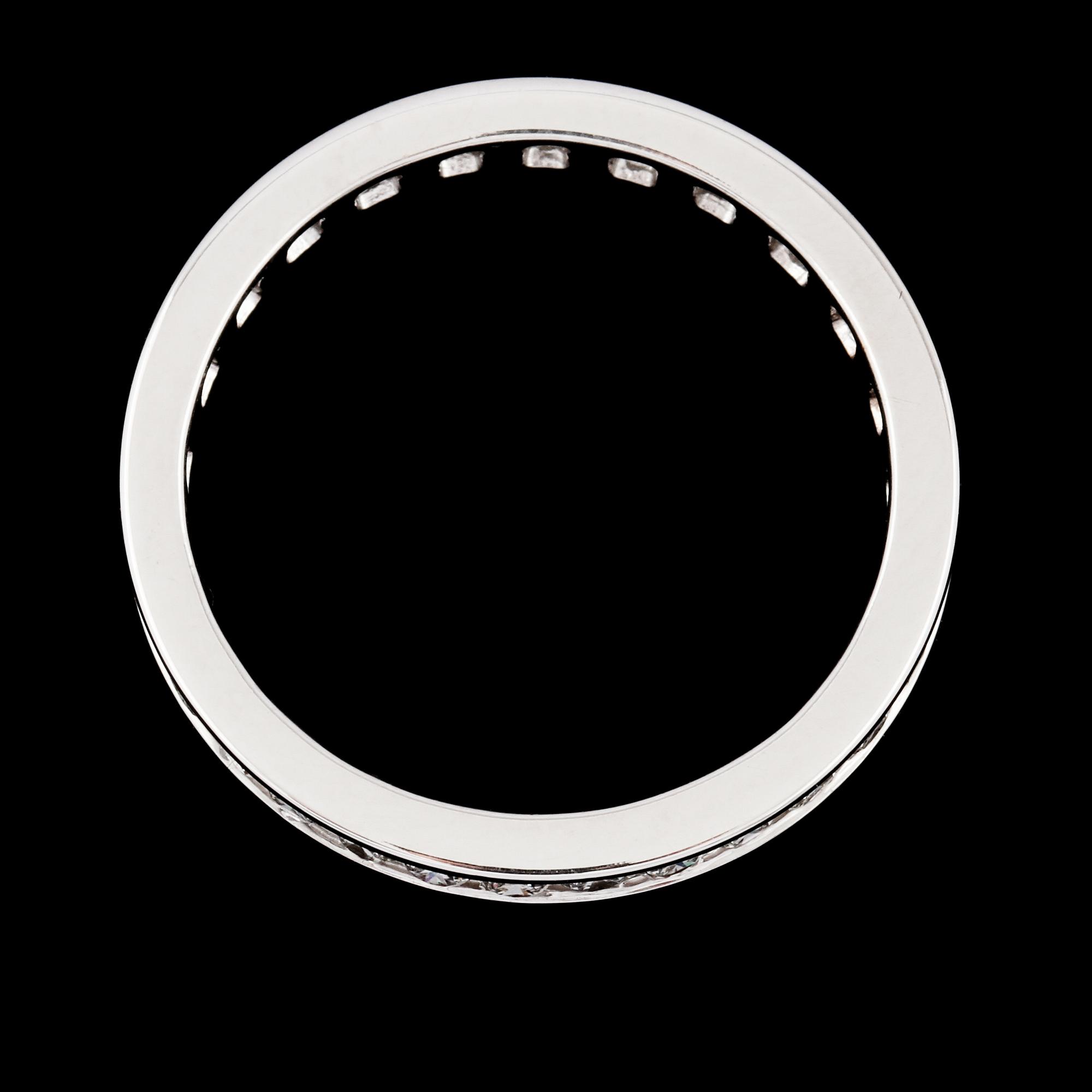 RING, 18K vitguld med briljantslipade diamanter, ca 1.00 ct. Vikt 2,7 g.
