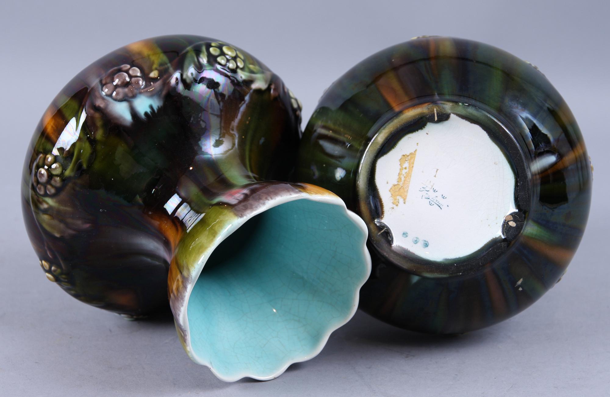 VASER, ett par, samt SKÅLAR, ett par, flintgods, Rörstrand.