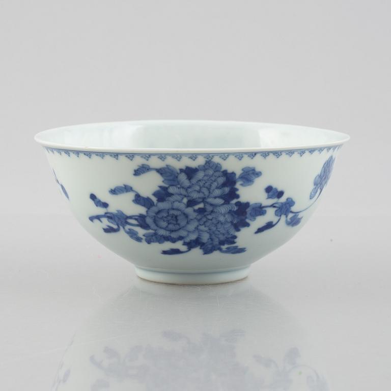 A group of three Chinese blue and white porcelain bowls, late Qing dynasty / early 20th century.