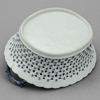 GALLERSKÅL med UNDERFAT, porslin, Kina, 1700/1800-tal.