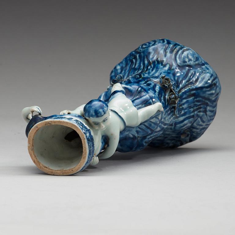 A blue and white base to a lemonbasket, Qing dynasty, Qianlong (1736-95).