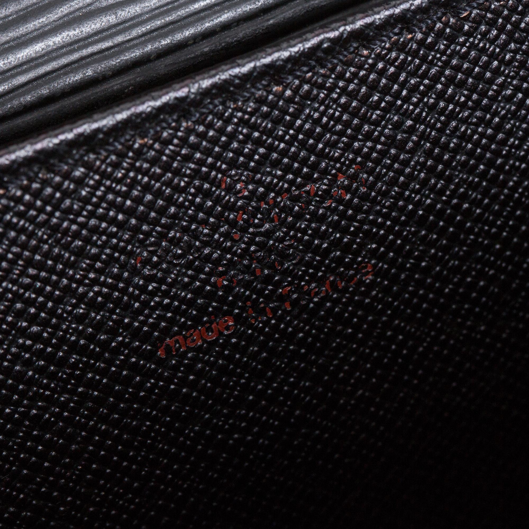 PORTFÖLJ, "Serviette conseiller ambassadeure Epi", Louis Vuitton.