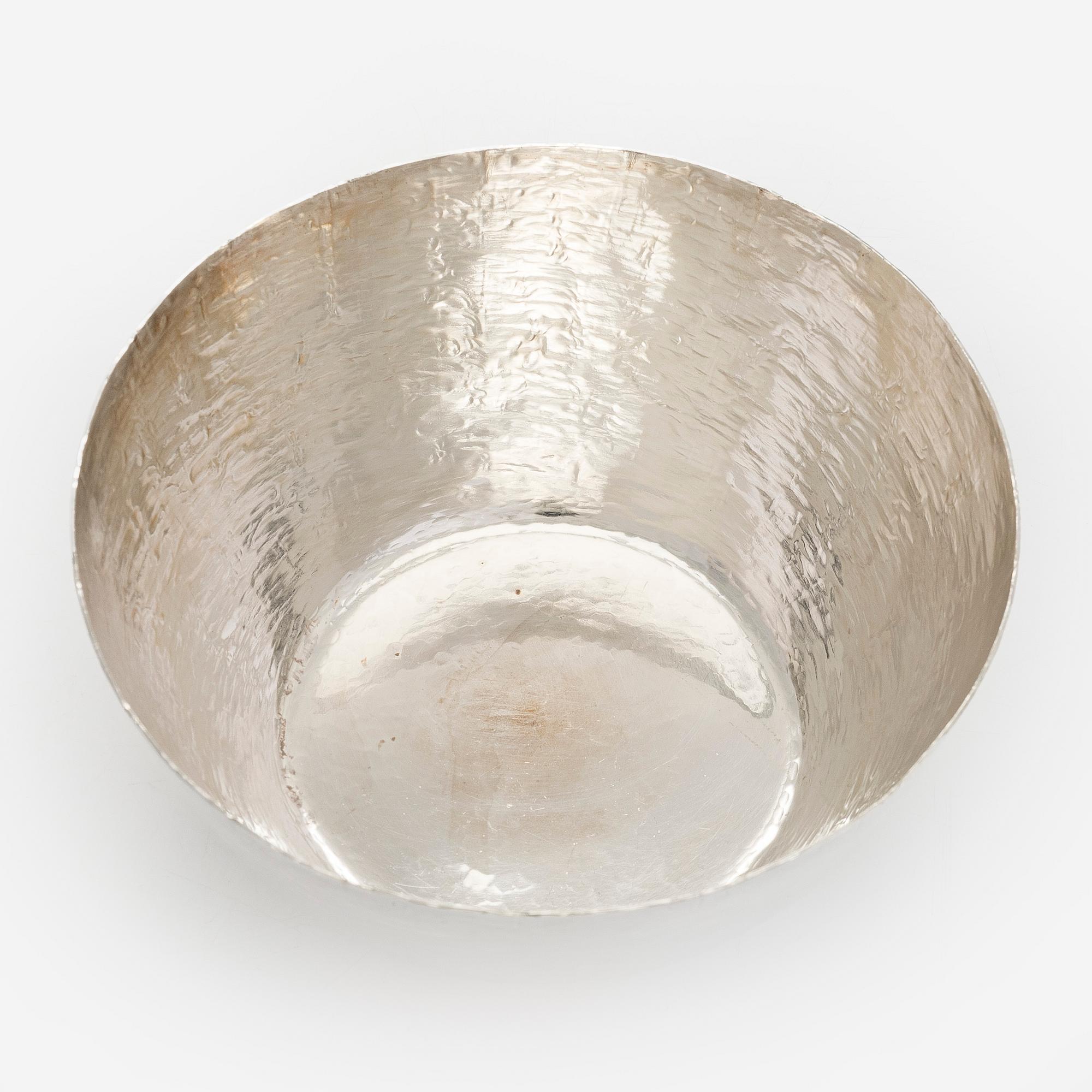 Tapio Wirkkala, malja ja pikareita 2 kpl, sterlinghopeaa, Kultakeskus Hämeenlinna, 1970, 1974 ja 1979.