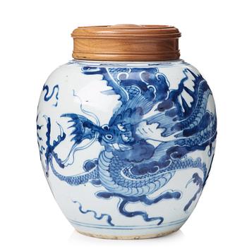 782. A blue and white dragon jar, Qing dynasty, 18th Century.