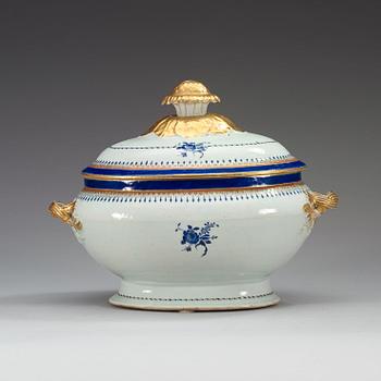 TERRIN med LOCK och FAT, porslin. Qing dynastin, Jiaqing (1796-1820).
