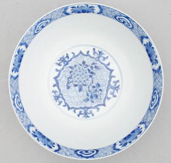 A blue and white bowl, Qing dynasty, Kangxi (1662-1722).