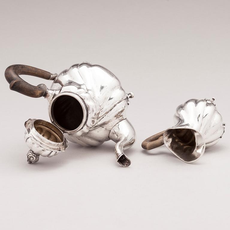 A silver teapot and milk jug with wooden handles, B. Schäfer, Dresden. Mahd. yhd 1222883.