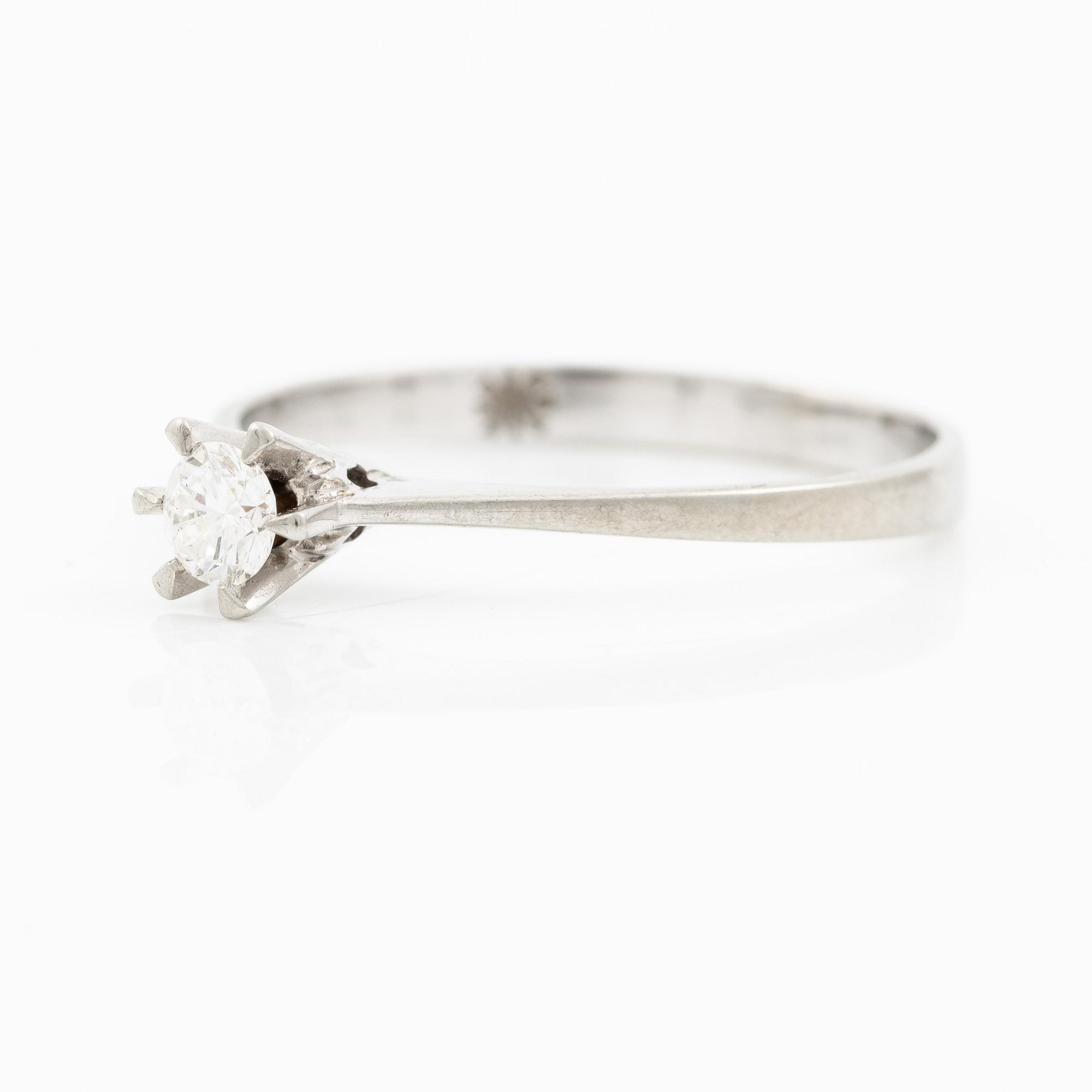 Ring, solitaire ring, 18K white gold with brilliant-cut diamond.