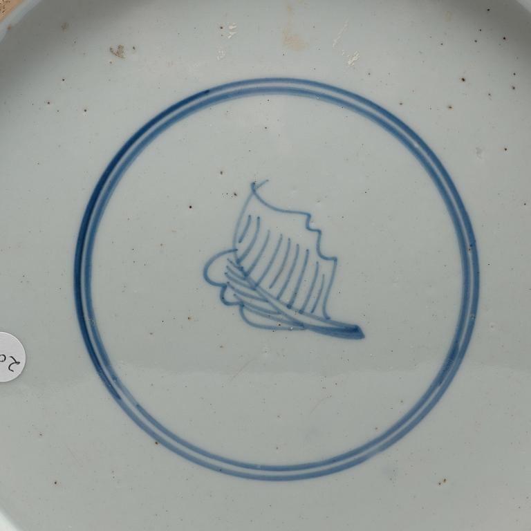 A crane medallion dish, Qing dynasty, Kangxi (1662-1722).