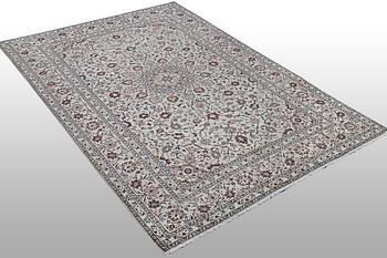 A carpet, Kashan, ca 305 x 198 cm.