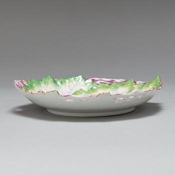 LÖVFAT, tre stycken, porslin. Berlin, omkring 1775.