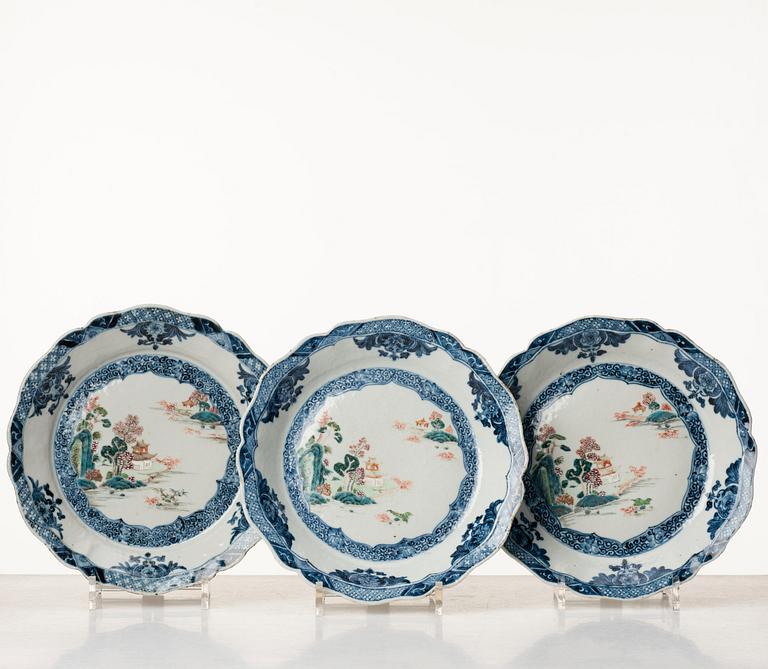 A part dinner service, Qing dynasty, Qianlong (1736-95). (19 pieces).