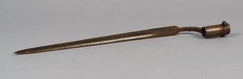 EPÅLETTER, ett par samt BAJONETT, bl a Italien. 1800/1900-tal.