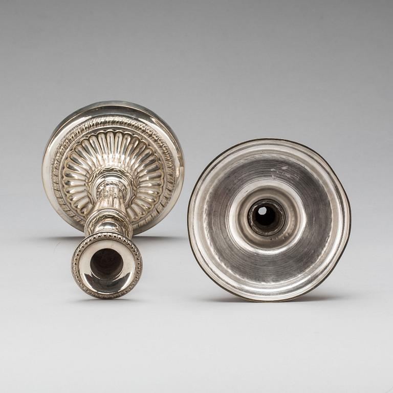 LJUSSTAKAR, ett par. Försilvrade, gustaviansk stil. 1900-tal.