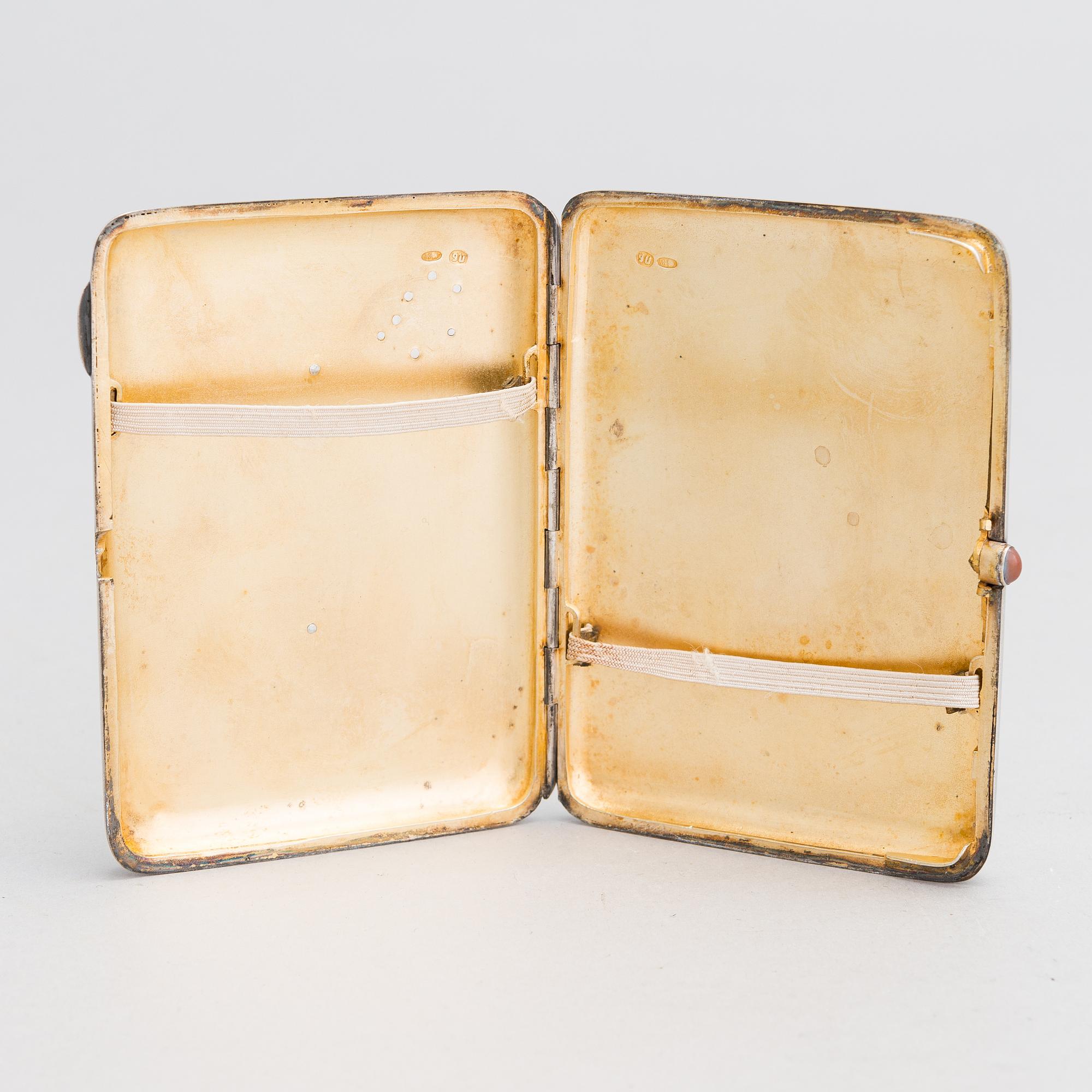 Cigarettetui, silver, med lyra stämplad i Kiev 1828-1887, etuiet stämplat Pjotr Baskakov, Moskva 1908.