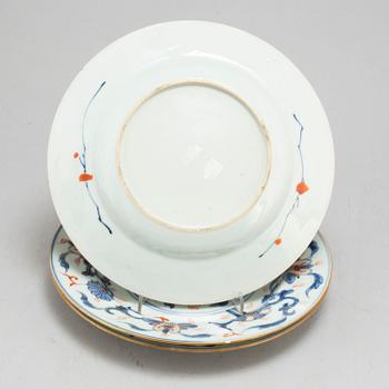 Three imari export porcelain plates, Qing dynasty, 18th century.