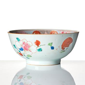 A famille rose bowl, Qing dynasty, Qianlong (1736-95).