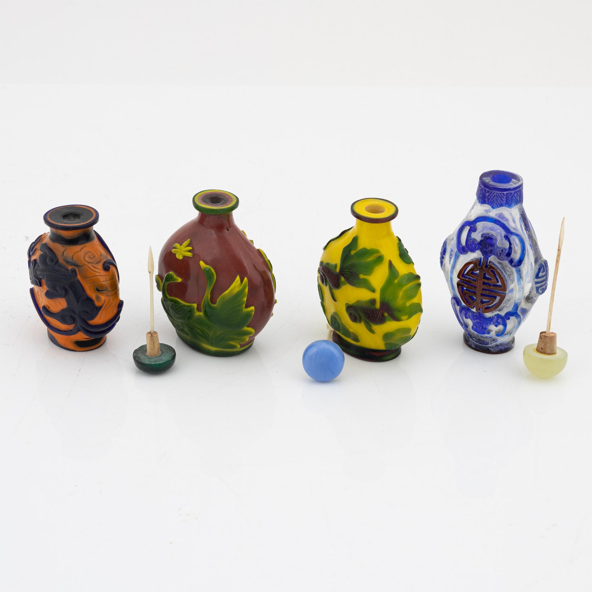 Snusflaskor, fyra stycken, pekingglas. Kina, Modern tillverkning.