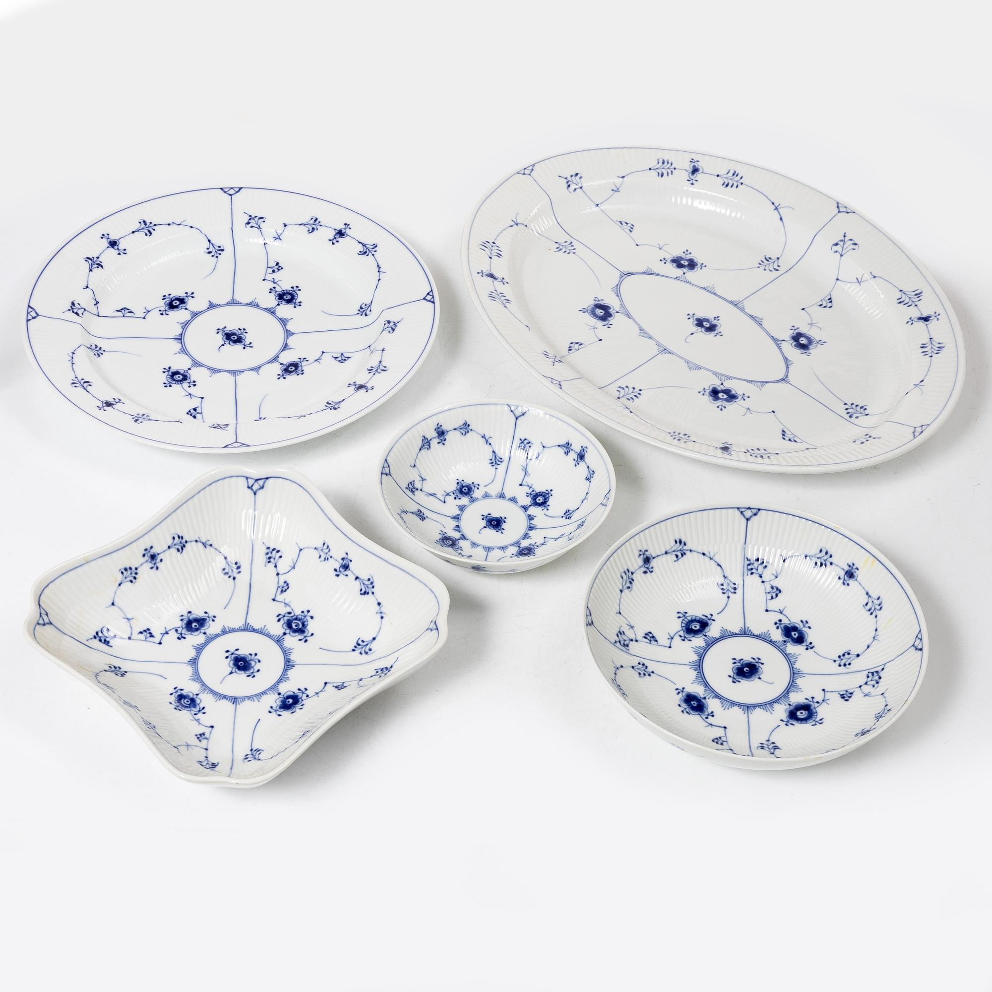 Royal Copenhagen, Servis, 49 delar, porslin, "Musselmalet riflet",