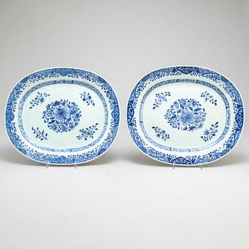 A pair of blue and white serving dishes, Qing dynasty, Qianlong (1736-95).