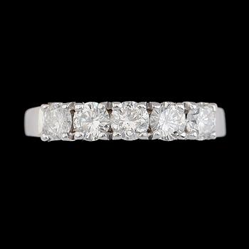 RING, 18K vitguld 5 briljantslipade diamanter tot ca 1.07 ct.