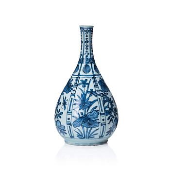 949. A blue and white kraak bottle, Ming dynasty, Wanli (1572-1620).