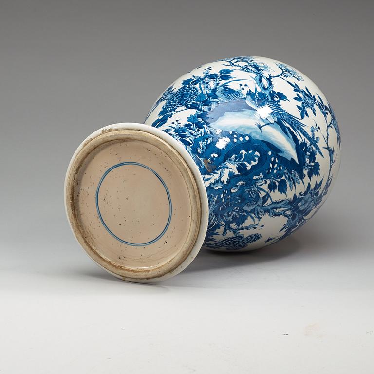 A large blue and white vase, Qing dynasty, Kangxi (1662-1722).