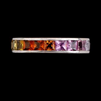 RING, 14K vitguld, olikfärgade safirer.