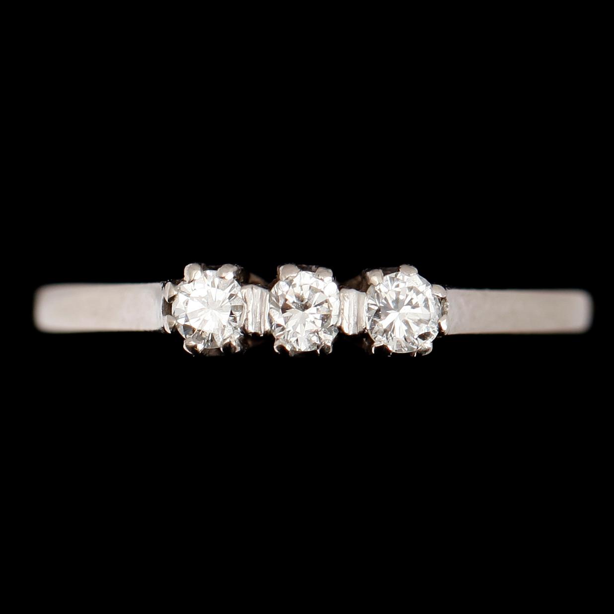 RING, 18k, med 3 briljanter, 1963.