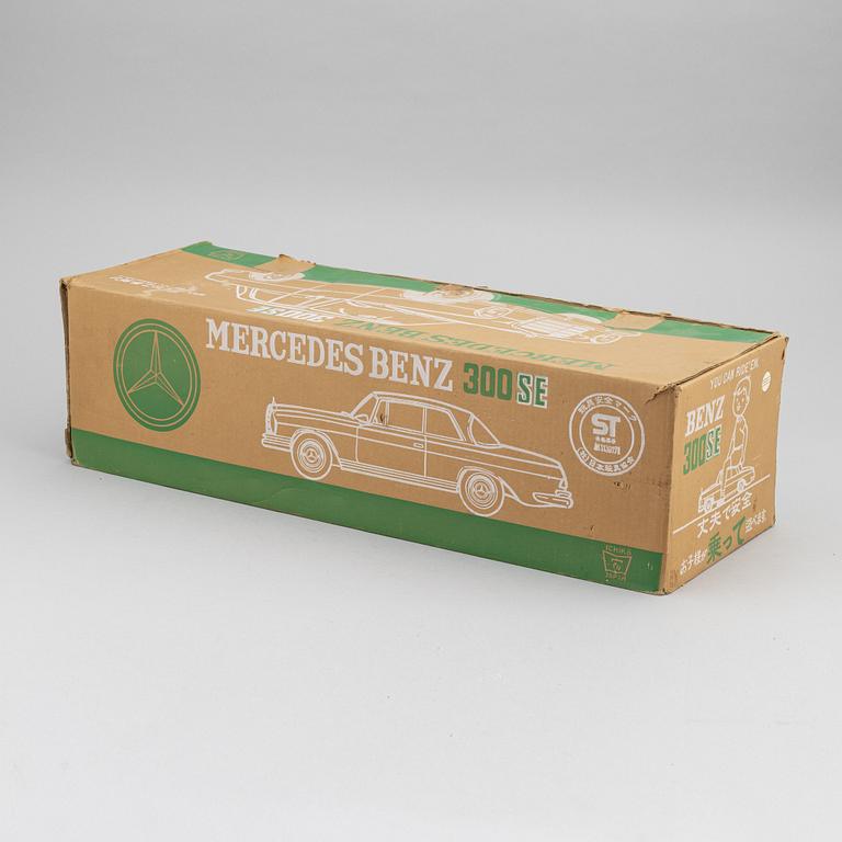 A scale tin model of a Mercedes-Benz 300 SE by Ichiko, in a box.