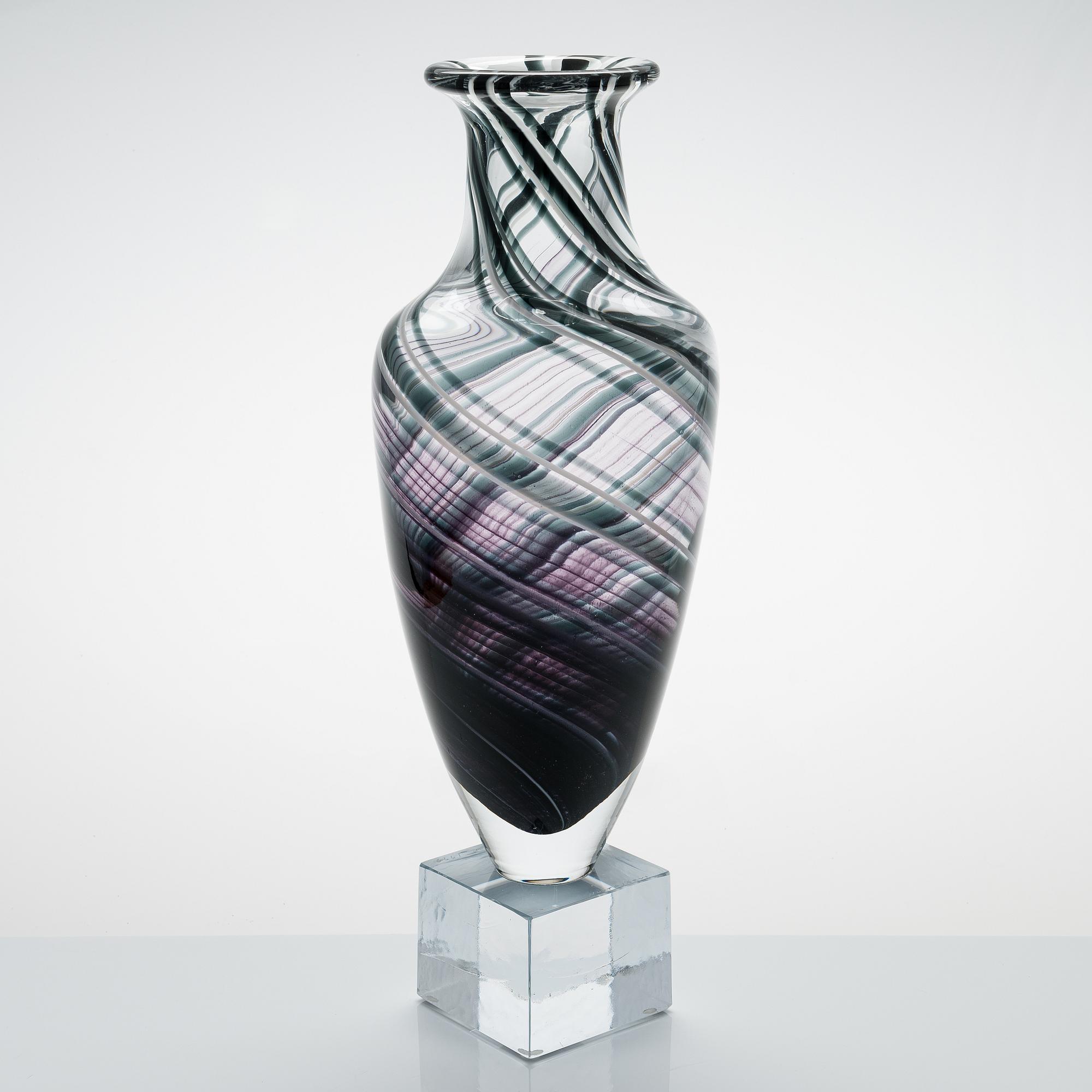 TARU SYRJÄNEN, a vase signed Taru Syrjänen 1999 Nuutajärvi.