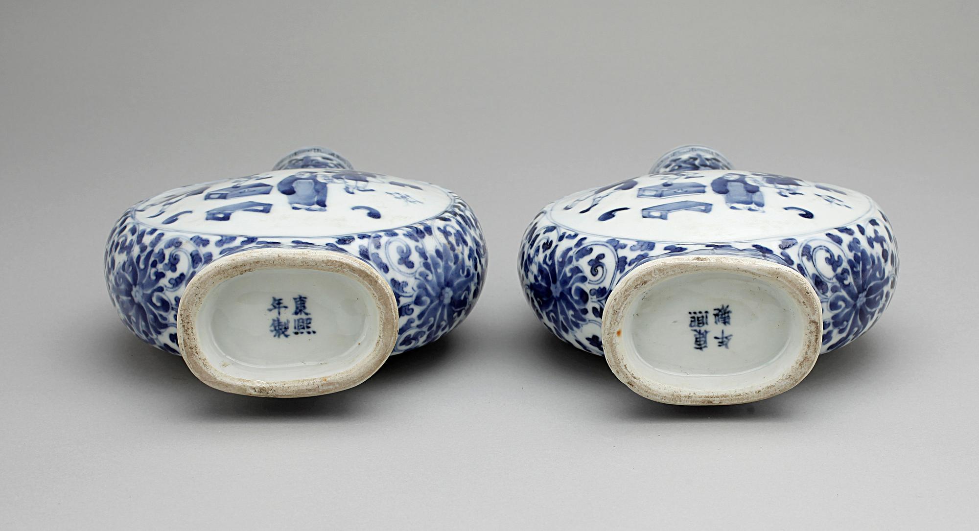 PILGRIMSKRUS, ett par, porslin, Kina, 1900-tal.