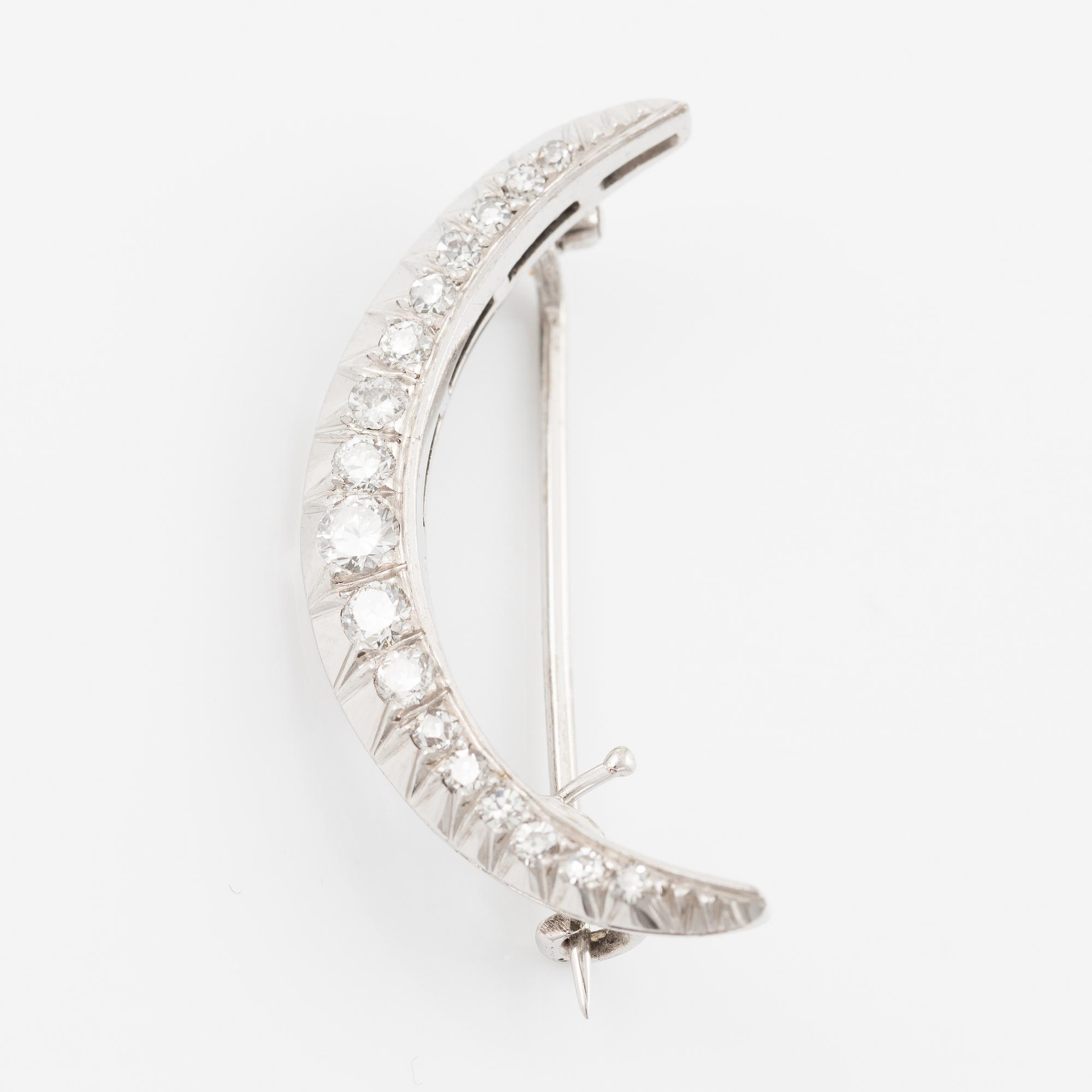 Brosch 18K vitguld med runda briljantslipade diamanter.