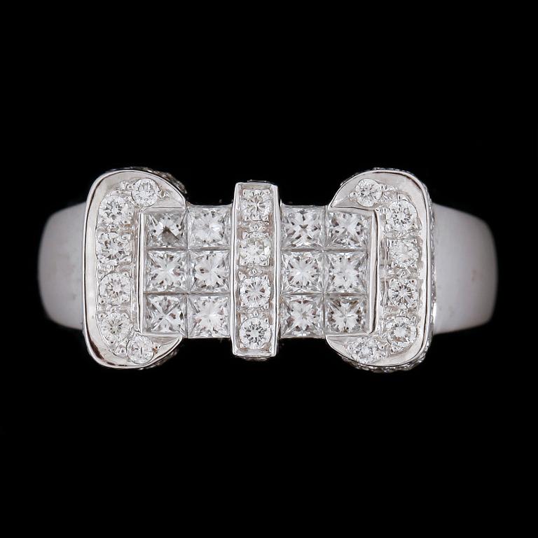 RING, 18k vitguld med prinsess- och briljantslipade diamanter tot ca1,29ct. 2000-tal. Vikt ca7,3g.