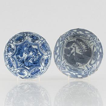 A blue and white porcelain bowl and a dish, Ming dynasty, Wanli (1572-1620).