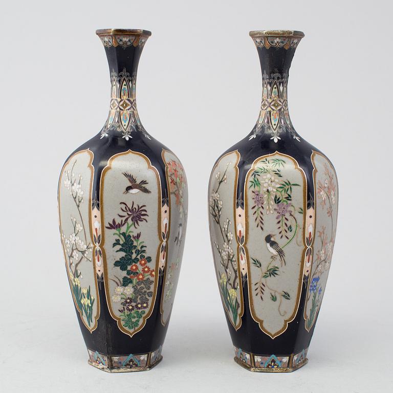 A pair of Japanese cloisonne vases, Meiji period (1868-1912).