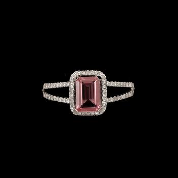 RING, 14k vitguld med rektangulär ljusrosa turmalin ca1,36ct och diamanter tot ca0,20ct.